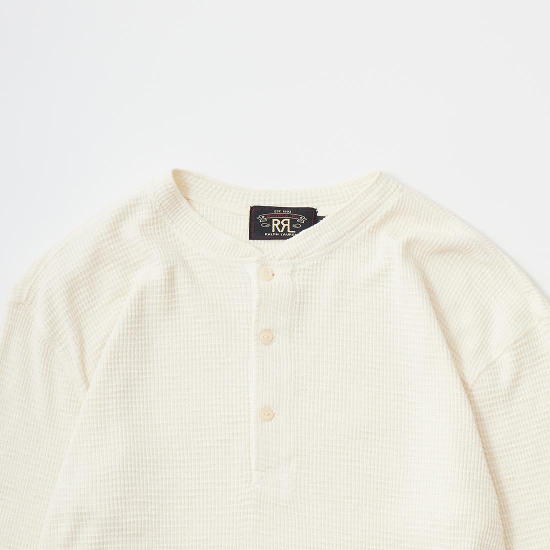 RRL(ﾀﾞﾌﾞﾙｱｰﾙｴﾙ)のワッフル素材を使用したヘンリーネックのカットソーの襟元