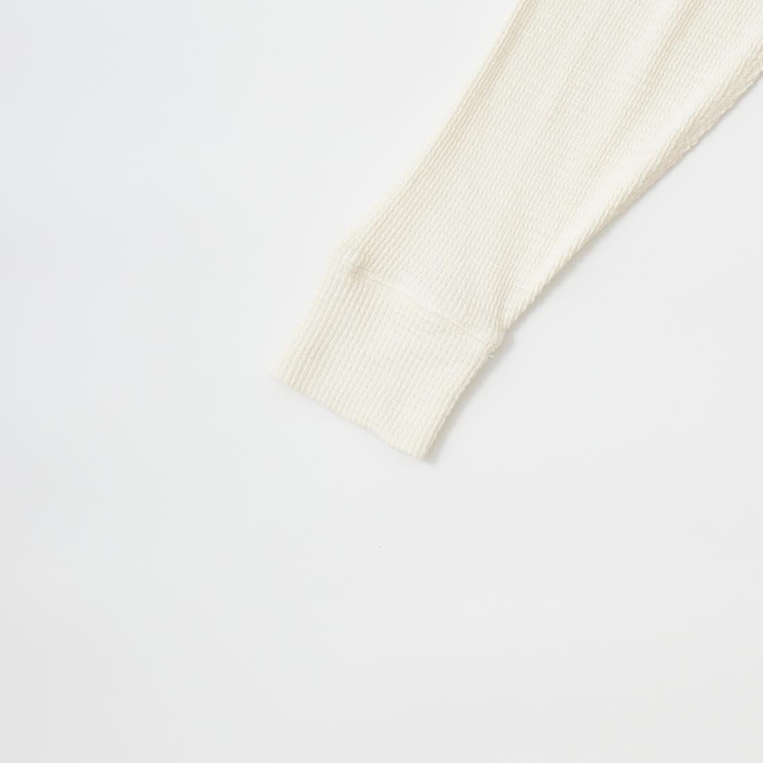 RRL(ﾀﾞﾌﾞﾙｱｰﾙｴﾙ)のワッフル素材を使用したヘンリーネックのカットソーの生地感