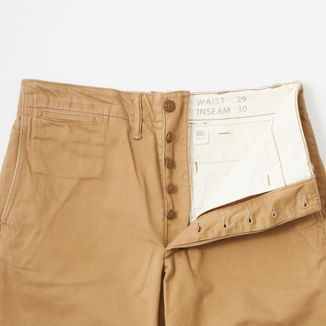 RRL(ﾀﾞﾌﾞﾙｱｰﾙｴﾙ)で定番モデルとなっているチノパンツのボタンフライ