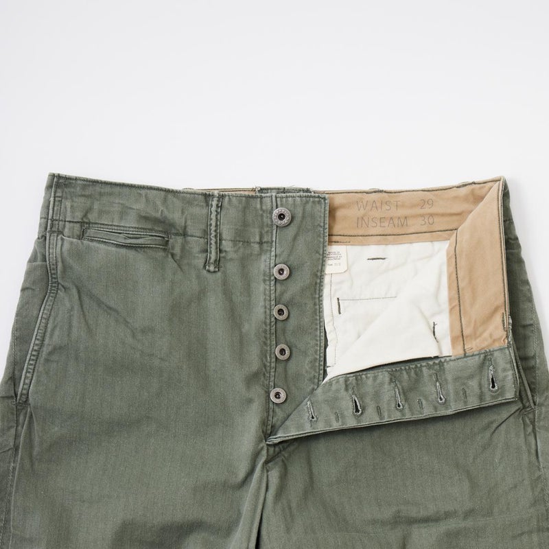 RRL(ﾀﾞﾌﾞﾙｱｰﾙｴﾙ)で定番モデルとなっているチノパンツのボタンフライ