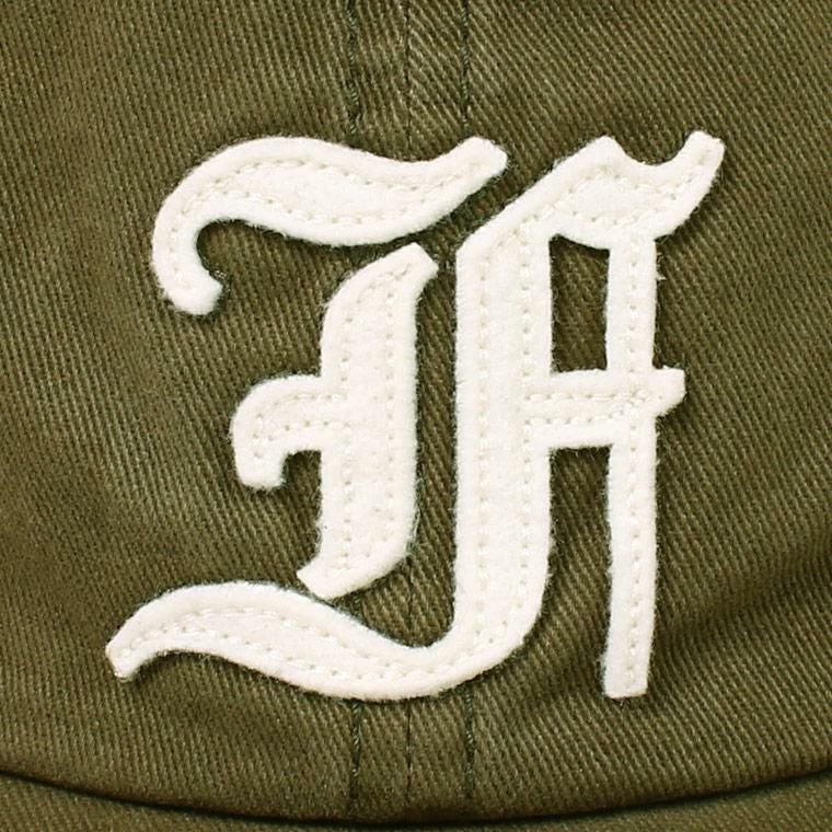 使いやすいオリーブカラーのキャップでFのオールドフォントがワンポイント