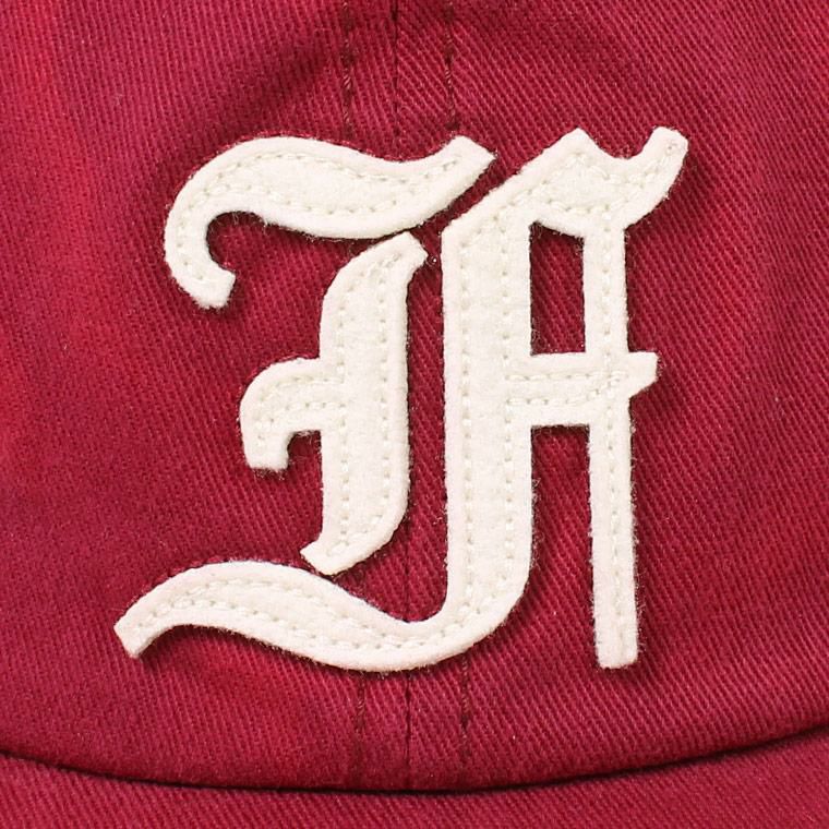 使いやすいダークレッドカラーのキャップでFのオールドフォントがワンポイント