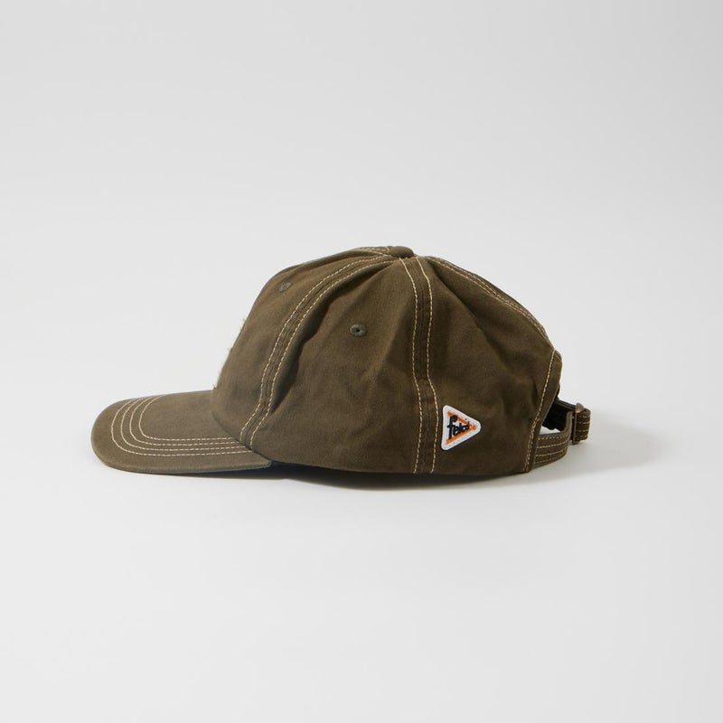 使いやすいオリーブカラーのキャップでFのオールドフォントがワンポイント