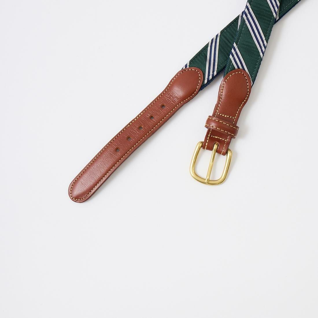 コットンキャンバスの上にシルクのネクタイが装飾されたベルト