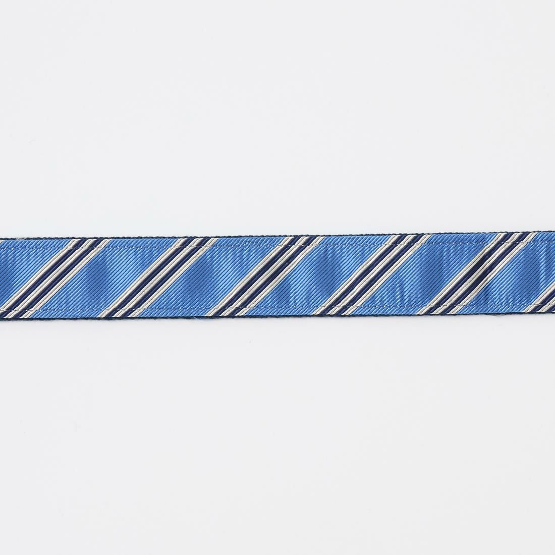 コットンキャンバスの上にシルクのネクタイが装飾されたベルト