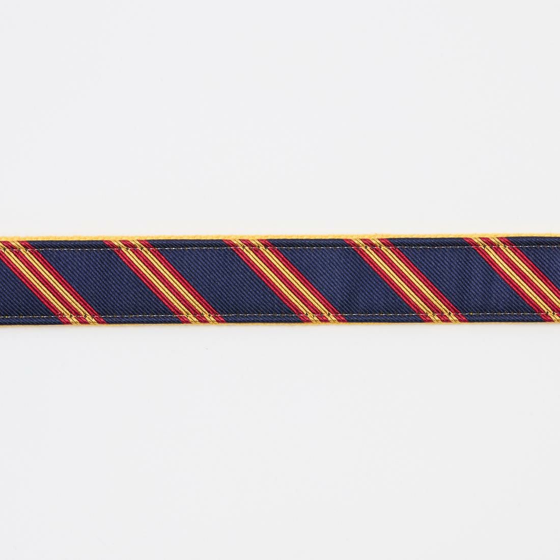 コットンキャンバスの上にシルクのネクタイが装飾されたベルト