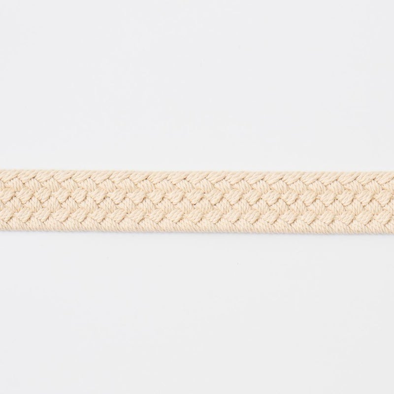 コットンキャンバスを使用した編み込み模様が特徴的なベルト