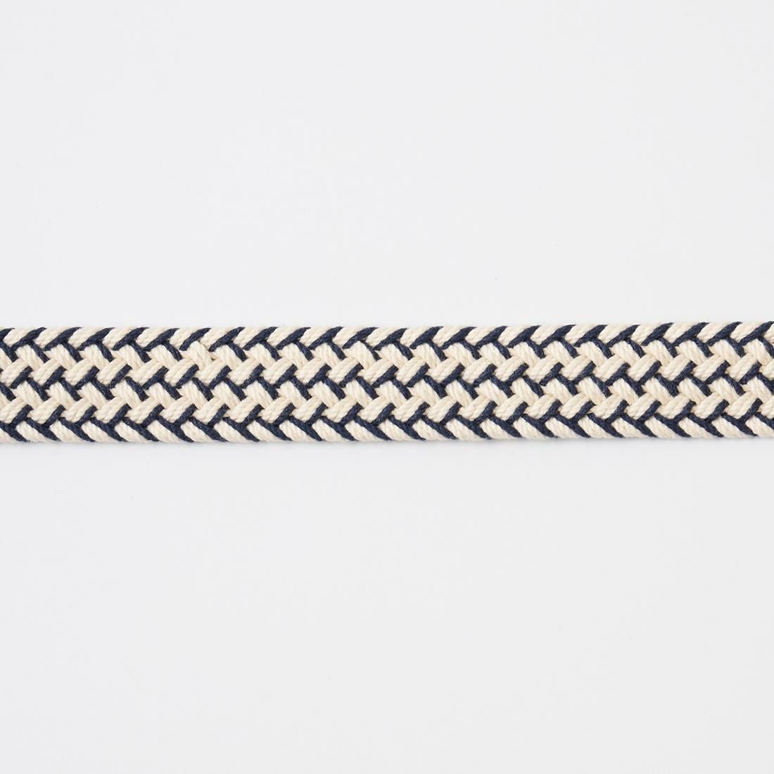 コットンキャンバスを使用した編み込み模様が特徴的なベルト