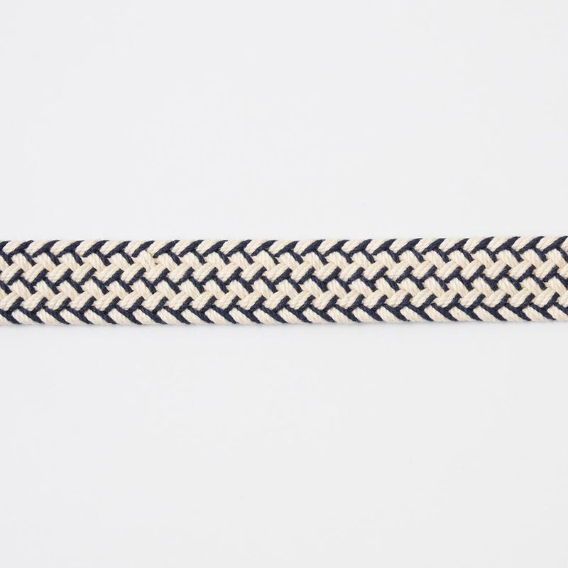 コットンキャンバスを使用した編み込み模様が特徴的なベルト